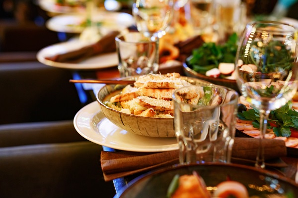 How the Right Window Shades Can Elevate Your Dining Experience
